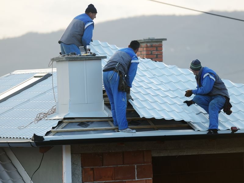 professionals repairing a roof